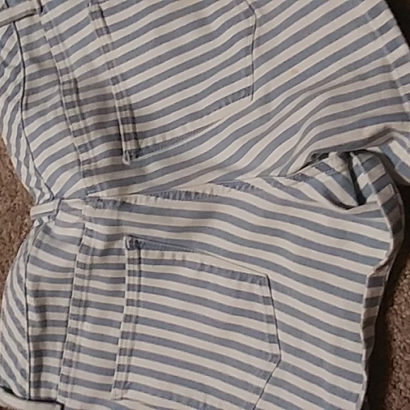 Universal thread striped shorts6 - Picture 3 of 3